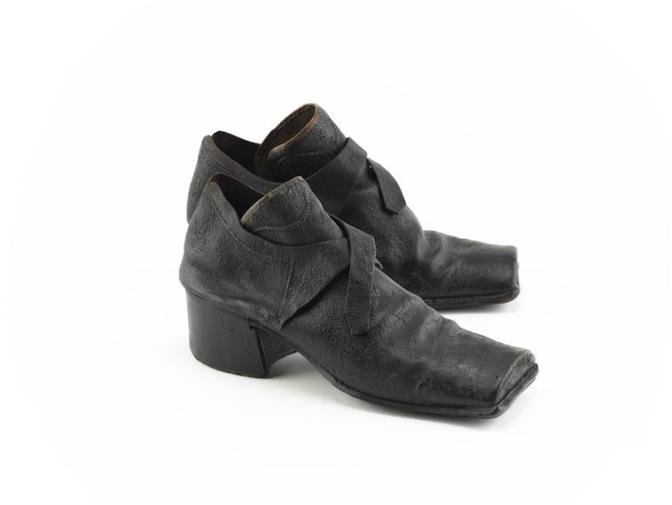 ‘Paire de chaussures réalisée à la manufacture des Invalides’, c. 1700-1720, Musée de l'Armée, Paris, # G473.1. Available at: http://www.photo.rmn.fr/C.aspx?VP3=SearchResult_VPage&STID=2C6NU0AG183VI